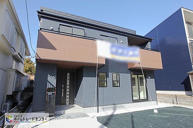 【現地外観写真】洗練されたデザインのお洒落なお住まいです。ゆとりの広さを誇る魅力あふれる邸宅の完成です。