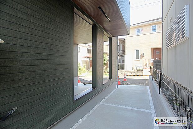 【庭スペースあり!】嬉しいコンクリート仕上げの庭スペース!自転車を停めたり、お子様の外遊びのおもちゃを置いたり、鉢植えを置いたり♪汎用性の高いスペースです☆