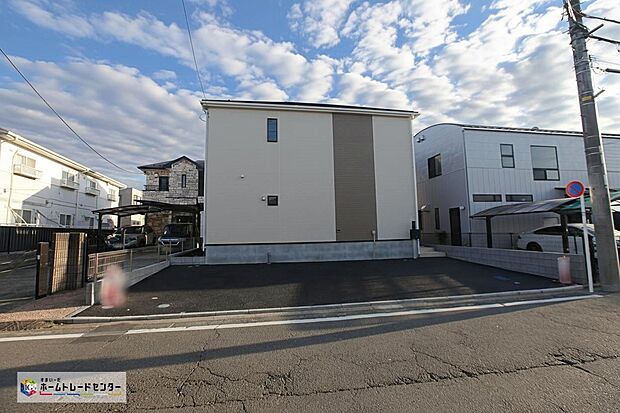 【カースペース4台以上】カースペースが4台分以上ございますので、家族分の自転車を駐輪したり、急な来客用の駐車スペースとしてもお使いいただけます。