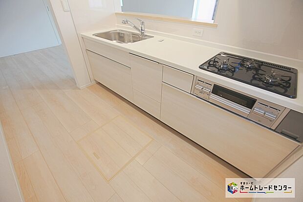 【システムキッチン】見栄えもよくお手入れもスムーズに出来ます。豊富な収納力もございますので、キッチンスペースをスッキリとお使い頂けそうです。