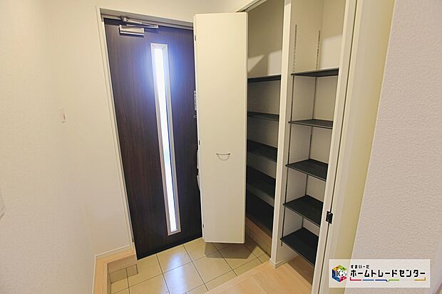 【玄関収納】玄関にはサンダルからブーツまで整理整頓しやすい収納を完備♪玄関周りがすっきり片付きます！