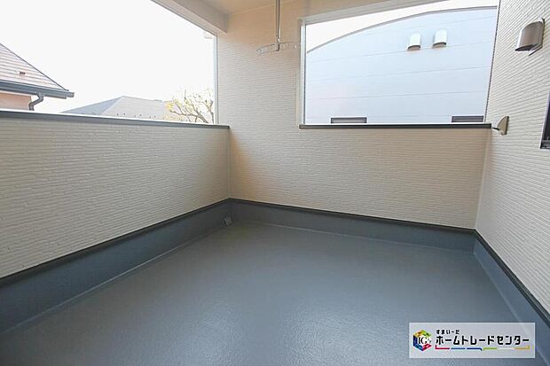 【バルコニー】２部屋より出入り可能、ワイドバルコニーです☆晴れた日にはたっぷりのお洗濯ものを干すことができます！