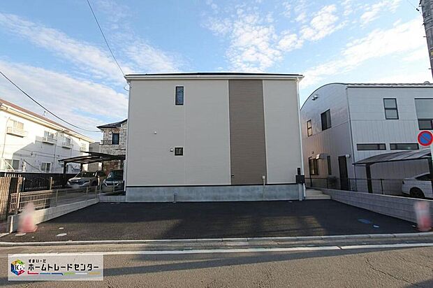 【現地外観写真】カースペースは嬉しいコンクリート仕上げとなっております。雨の日も足元を気にせず外出できます。ゆったりとしたスペースがございますので自転車を置く際も快適です。