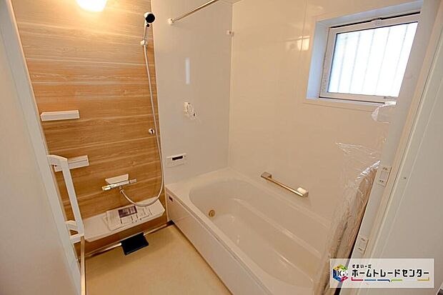 【浴室】窓付きのバスルームは、採光もあり明るく気持ちの良い空間です。窓があることで、換気環境も良好。掃除もスムーズに出来ます。雨の日に便利な乾燥機付きです☆