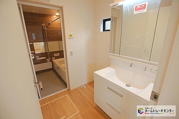 【洗面台・洗面所】白を基調とした爽やかなサニタリースペース。清潔感のある快適空間です。毎日の身支度も気持ち良くお使い頂けます。