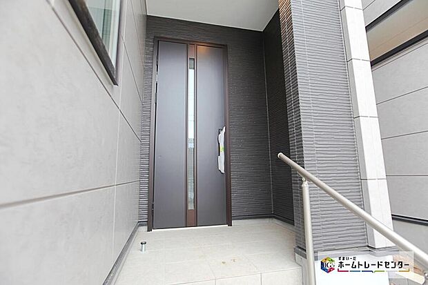 【玄関】屋根付きの玄関ポーチは雨や日差し避けとなります。外出時には余裕をもって傘がさせ、帰宅時にはぬれずに雨粒を落とせます。玄関周りの快適性が高まりますね!