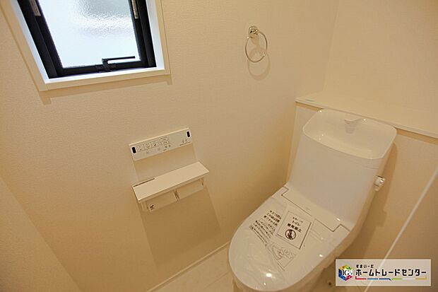 【トイレ】トイレスペースが1・2階にございますので、朝の混雑時に家族が分散して使用できます。またゲスト用・家族用と分けることも出来ますよ。