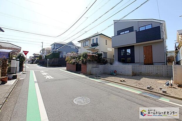 【前面道路含む現地写真】閑静な住宅街に立地します!前面道路は開放感溢れる6.49m幅、陽当り・通風良好です♪