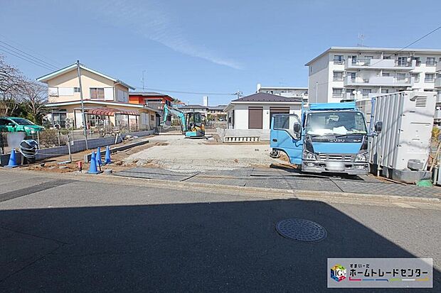 【現地外観写真】閑静な住宅街に立地します!
前面道路は開放感溢れる5.6m幅!陽当たり・通風良好です♪
