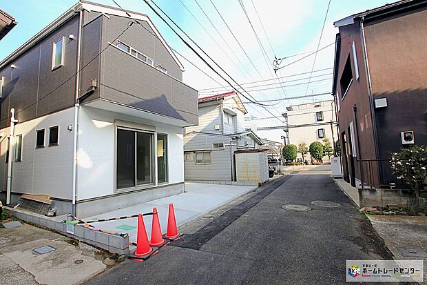 【前面道路含む現地写真】敷地面積30坪超!カースペース2台可(車種によります)☆
リビング20帖&主寝室10帖、ゆとりの4LDKプランです!