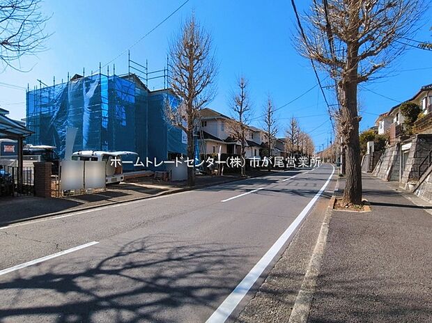 【前面道路含む現地写真】閑静な住宅街に立地します☆前面道路は開放感溢れる12m幅、陽当り・通風良好です♪