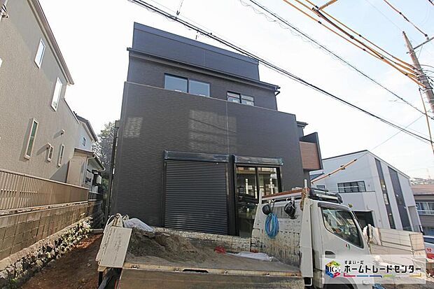 【現地外観写真】閑静な住宅街に立地します☆
小中学校、スーパー、コンビニ、ホームセンター、郵便局など、生活に必要な施設が徒歩10分圏内に揃います♪