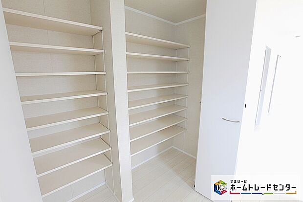 【床束☆シロアリ被害を受けない樹脂製を採用☆】階の床を支える部材で、しっかりとした荷重性能があります。床を支える床束そのものが腐朽しては意味がありません。当社はシロアリや腐朽に無縁の安心の樹脂製を採用しております。施工後、乾燥による大引の木やせで生じた隙間を後から簡単に調整することも可能です。