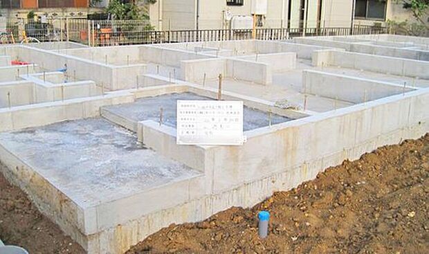 【☆ベタ基礎☆】面で支える耐震性のあるベタ基礎。また、基礎幅150mmと基準値の120mmよりも厚くし、より地震に強い住まいを実現できます。