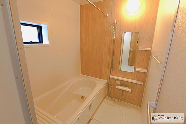 【☆ 浴室 ☆】窓付きのバスルームは、採光もあり明るく気持ちの良い空間です。窓があることで、換気環境も良好。掃除もスムーズに出来ます。