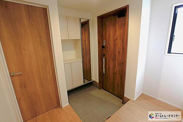 【☆ 玄関 ☆】コの字型の玄関収納を採用。多くの靴を収納できる上、飾り棚を利用して、お越しいただくお客様をおもてなしできます。