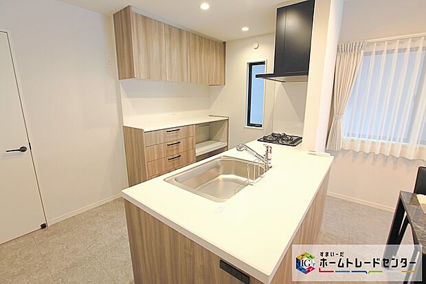 【カップボード】キッチンにはカップボードが標準装備されています☆キッチンと色を合わせてあるので、統一感のある空間になっています☆