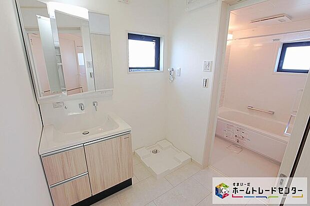 【洗面台・洗面所】白を基調とした爽やかなサニタリースペース。清潔感のある快適空間です。毎日の身支度も気持ち良くお使い頂けます。