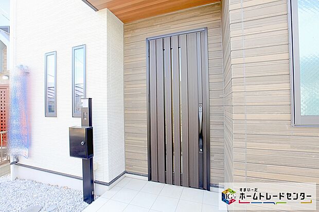 【TVモニター付きインターホン】訪問者が一目でわかるカラーモニターを採用したインターホン。お子様一人のお留守番も安心です♪