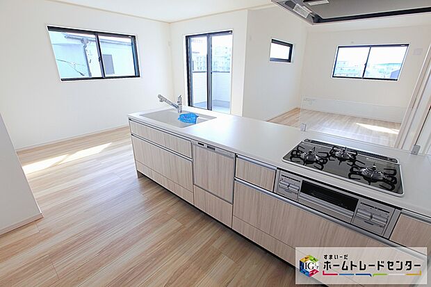 【システムキッチン】見栄えもよくお手入れもスムーズに出来ます。豊富な収納力もございますので、キッチンスペースをスッキリとお使い頂けそうです。