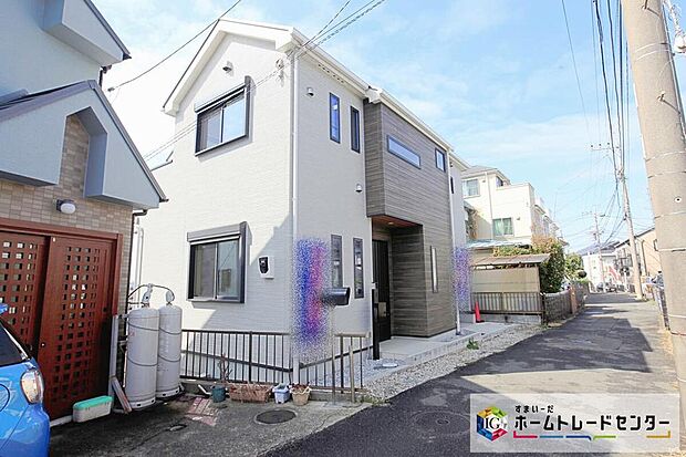 【前面道路含む現地写真】敷地52坪、カースペース1台分ございます!
リビング19.5帖&全居室に収納完備、ゆとりの4LDKプランです!