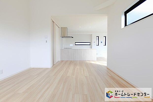 【リビング】広々としたリビングは掃き出し窓からたくさんの陽光を取り入れてくれます。家族が集まる空間ですからやはり明るさと、暖かさは大切です。広さがありますので家具の配置に悩まなくて済みます。