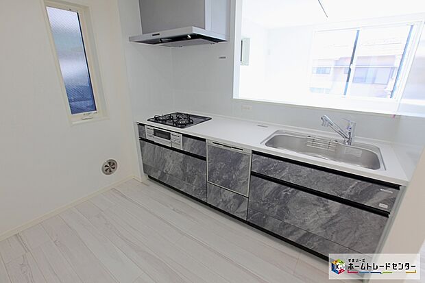 【システムキッチン】見栄えもよくお手入れもスムーズに出来ます。豊富な収納力もございますので、キッチンスペースをスッキリとお使い頂けそうです。

