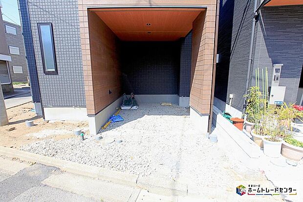 【駐車場】強烈な日差しや、雨風、ホコリなどから大切な車を守るビルトインガレージです♪