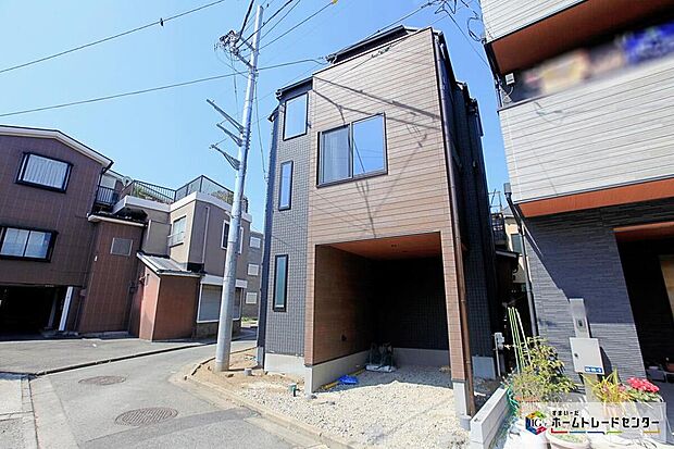 【現地外観写真】ブラウンカラーの外観は、重厚感のある落ち着いた雰囲気。南からの温かい陽射しふりそそぐ気持ちの良いお住まいとなっております。