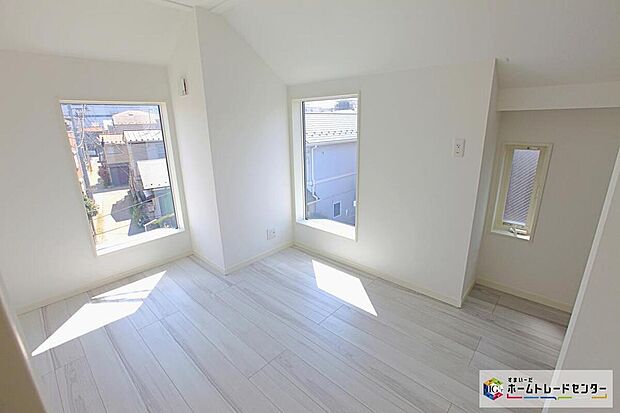 【リビング以外の居室】充分な広さの収納を備え、採光良好な洋室は、快適空間。プライベートの時間もゆったりお寛ぎ頂けそうです。