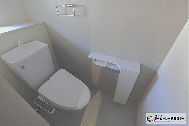 【☆　トイレスペース　☆】窓付きのトイレスペース！採光もあり明るく、快適空間となっております♪毎日使う場所だからこその配慮です！また、換気環境も良好です♪