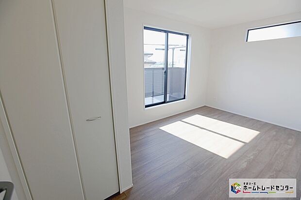 【洋室 】2面採光を確保した明るい室内は、風通しも良く、大変居心地の良い空間となっております。爽やかな風を感じて起きる朝は、快適生活の始まりに!