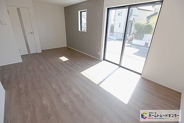 【床暖房】エアコンが苦手な方には嬉しい床暖房。ほこりが舞わずクリーンにお部屋を暖めます。空気が乾燥しにくく、デリケートなお子様の喉にも肌にも優しい。