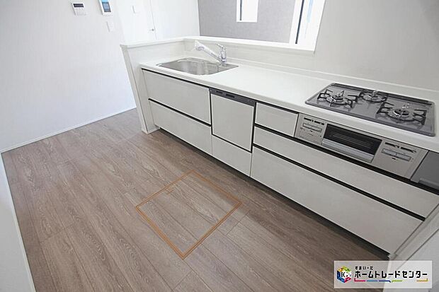 【キッチン】お洒落だけでなく機能が豊富で調理や片付けが楽々です☆対面式キッチンですので、お食事の準備をしながらご家族との会話を楽しめます。