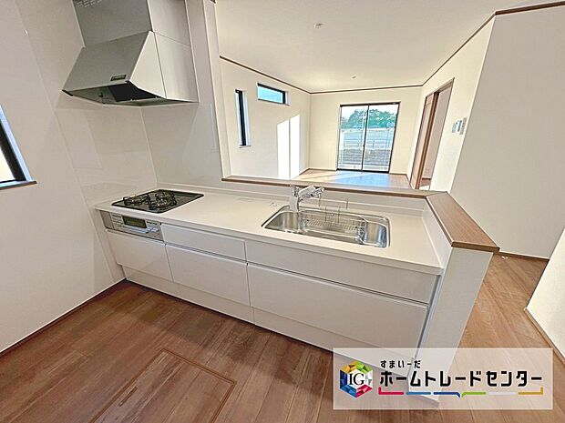 【システムキッチン】見栄えもよくお手入れもスムーズに出来ます。豊富な収納力もございますので、キッチンスペースをスッキリとお使い頂けそうです。