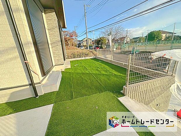 【庭】陽光たっぷり降りそそぐ庭を備えた理想のお住まいです。お子様の遊び場や趣味のガーデニングなど、ライフスタイルに合わせていろいろとお楽しみ頂けそうです。