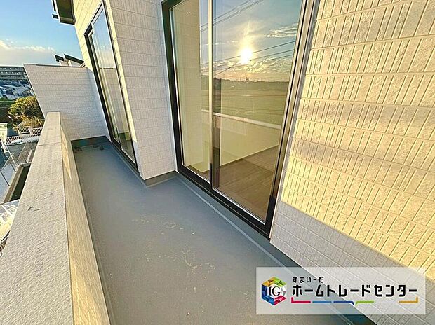 【バルコニー】広々としたバルコニーを設置いたしました。心地よい陽射しや暖かな風を楽しむことが出来ます。晴れた日にはたっぷりの洗濯物や布団を干せます!