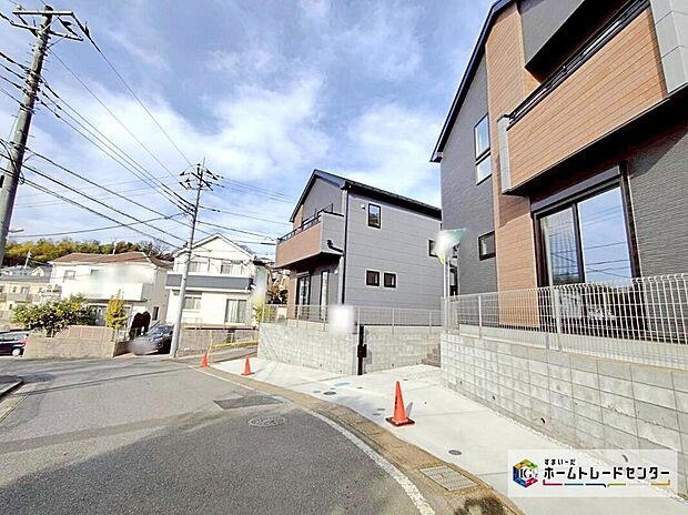 【前面道路含む現地写真】閑静な住宅街に立地します♪前面道路は開放感溢れる６．３ｍ幅、陽当り・通風良好です☆