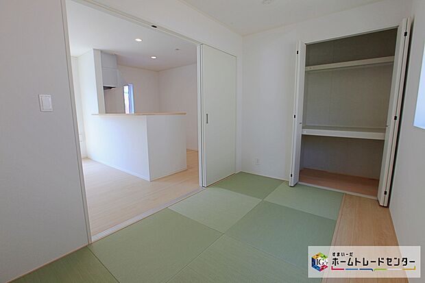 【和室】リビングに続き間の5帖和室があります!来客時にも重宝しますが、小さなお子様を寝かせるスペースにもなりますので、使い方はあなた次第です。