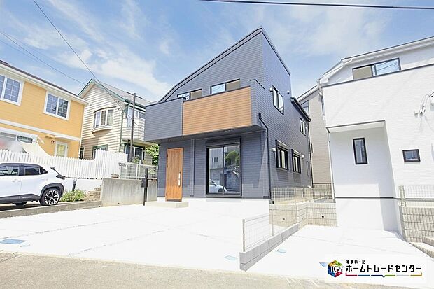 【前面道路含む現地写真】敷地面積32坪超、カースペース1台分ございます!リビングゆとりの17.3帖超&全居室に収納完備、ゆとりの4LDKプランです!