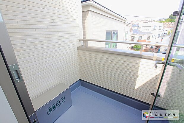 【バルコニー】全棟リビングからベランダへ出入りできます☆換気しやすく、気持ちの良い空気を保てます☆