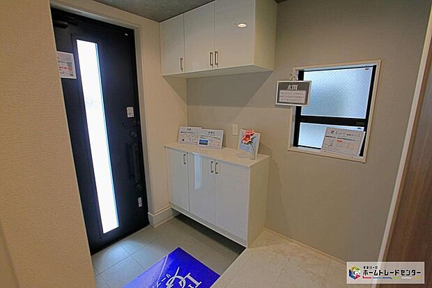 【玄関】家の中でお客様を迎える最初の場所である玄関は、家の印象そのものです！豊富な玄関収納で、常に綺麗に保つことが出来ます♪