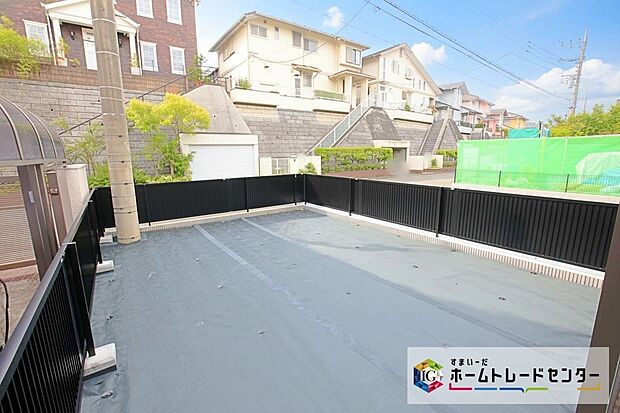 【庭】陽光たっぷり降りそそぐお庭を備えた理想のお住まいです。お子様の遊び場や趣味のガーデニングなど、ライフスタイルに合わせていろいろとお楽しみ頂けそうです。