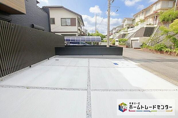 【駐車場】カースペース２台分ございます！家族分の自転車の駐輪スペースとしても勿論、来客用の駐車スペースとしてもお使いいただけます。