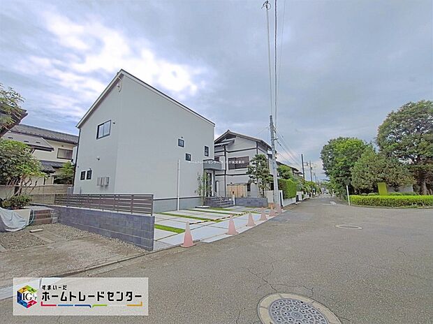 【前面道路含む現地写真】小田急小田原線「新百合ヶ丘」駅バス９分「王禅寺中央中学校前」停歩５分。東急田園都市線「あざみ野」駅バス１６分「王禅寺中央中学校前」停歩５分です！限定１棟　新築分譲住宅☆
