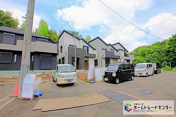 【前面道路含む現地写真】閑静な住宅街に立地します☆「長津田第二小学校」まで徒歩３分、「柳下公園」まで徒歩５分、子育て環境も良好♪