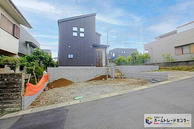 【現地外観写真】■　閑静な住宅街に立地します♪敷地５２坪超、カースペース並列３台可！ゆとりの邸宅☆　■
「まずは資料だけ」というお客様も大歓迎です！ページ右上オレンジ色のボタン【　資料請求（無料）　】をクリック♪