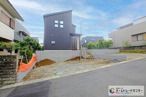 【現地外観写真】カースペース並列３台分ございます！家族分の自転車の駐輪スペースとしても勿論、来客用の駐車スペースとしてもお使いいただけます。