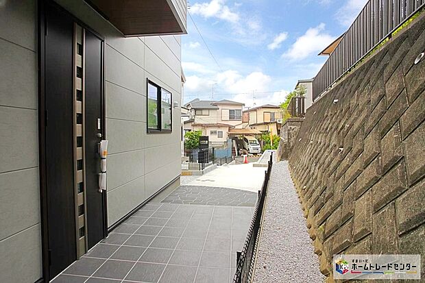 【現地外観写真】洗練されたデザインのお洒落なお住まいです。ゆとりの広さを誇る魅力あふれる邸宅の完成です。