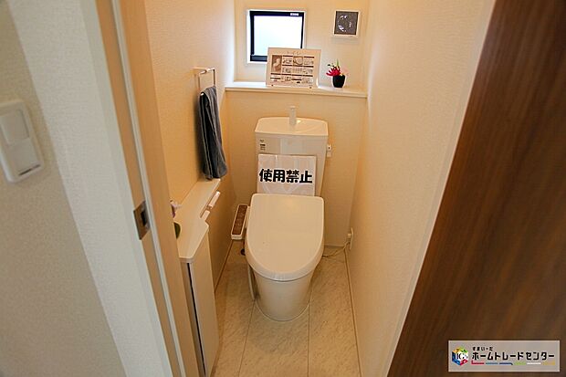 【【トイレスペース】】窓付きのトイレスペース!採光もあり明るく、快適空間となっております♪毎日使う場所だからこその配慮です!また、換気環境も良好です♪